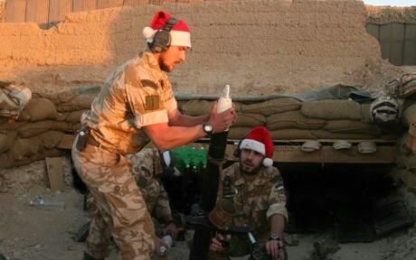 990880596_b885083b_1419265198014.jpeg : 아프간에서 탈레반에게 성탄절 선물을 주는 영국군