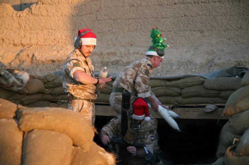 web_990880596_a135c20a_1419265196231.jpeg : 아프간에서 탈레반에게 성탄절 선물을 주는 영국군