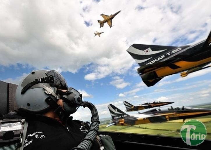 9 (1).jpg : 대한민국 공군 블랙 이글스 영국 상공을 날다.jpg