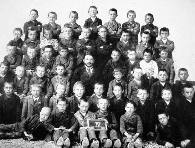 1899.히틀러 국민학교 4학년시절.jpg