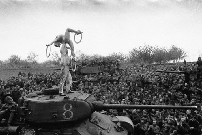 1945.베를린에서 휴식공연을 갖는 소련군.jpg