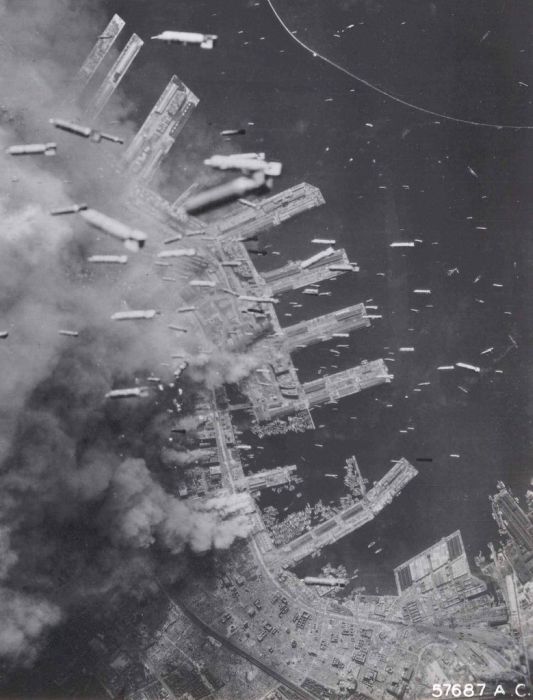 1945.일본 고베 폭격.jpg
