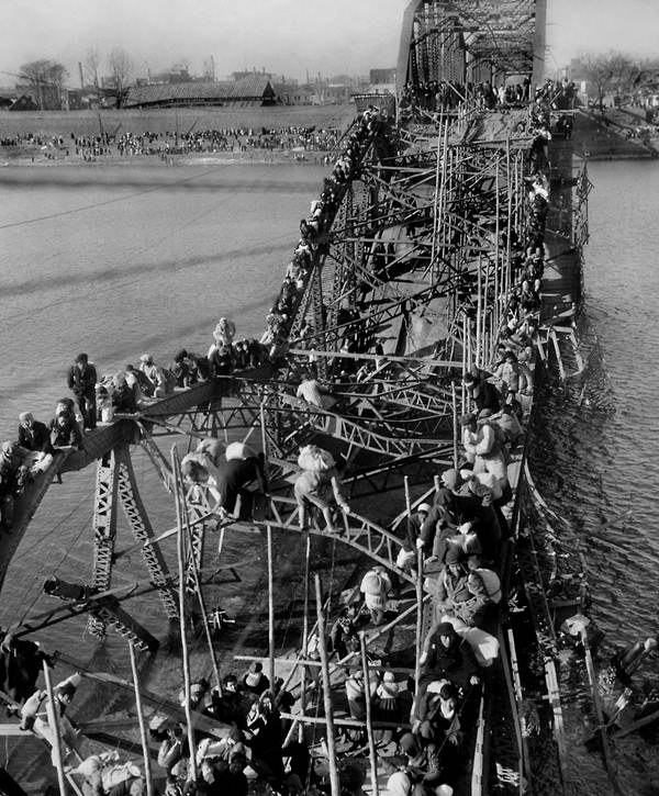 1950.6.25전쟁 대동강 철교를 건너는 피난민들.jpg