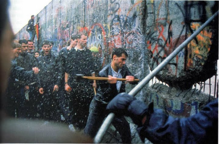 1989.허물어지는 베를린 장벽.jpg