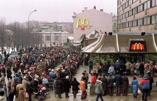 1991.소련에 최초 개업한 맥도날드.jpg