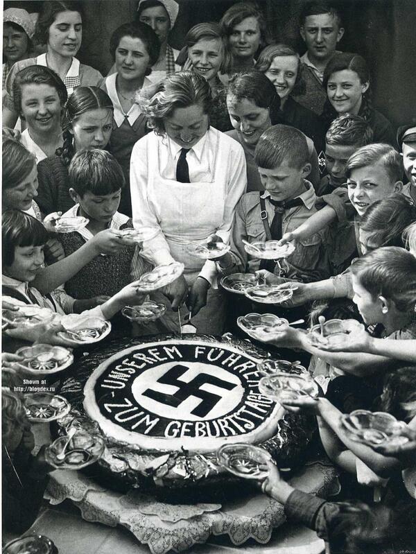 1934.히틀러생일 기념 케이크.jpg
