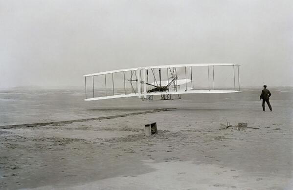 1903.최초의 동력비행기 실험.jpg