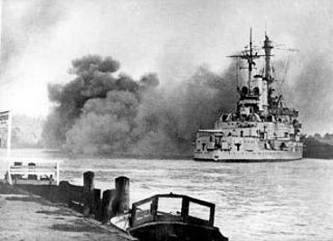 1939. 베스테르플라테를 포격 중인 독일 전함.jpg