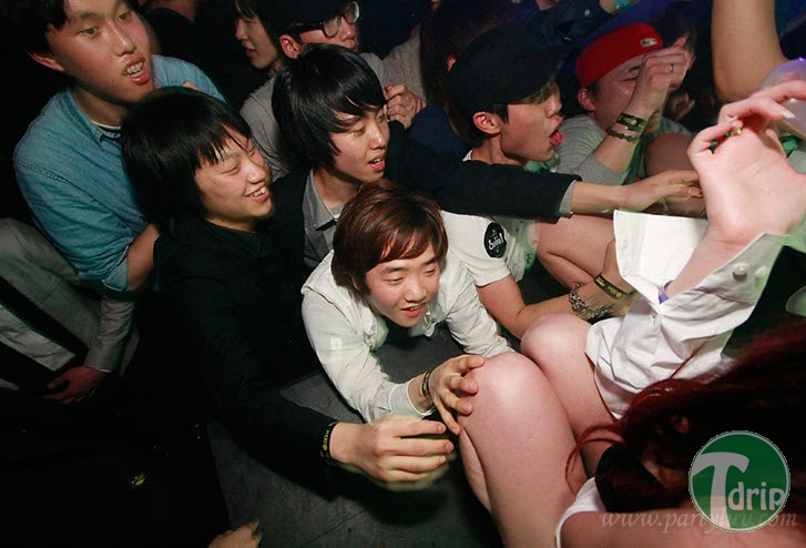 yagaller in the club 2.jpg : 클럽에 처음 간 야갤러들.jpg