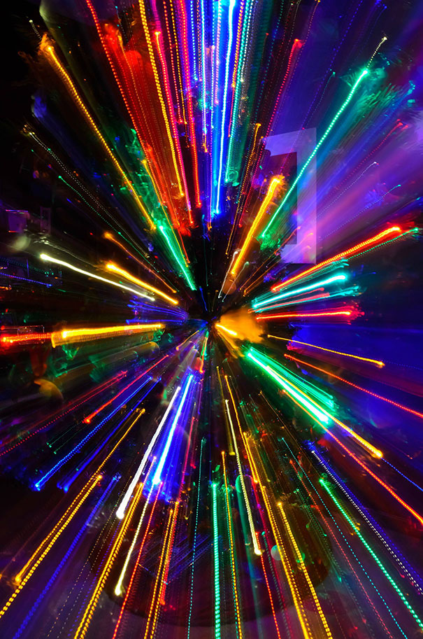 What-Happens-When-You-Take-A-Long-Exposure-Picture-Of-A-Christmas-Tree-While-Zooming-Out-1.jpg