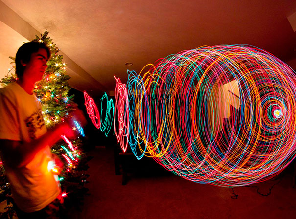What-Happens-When-You-Take-A-Long-Exposure-Picture-Of-A-Christmas-Tree-While-Zooming-Out-6.jpg