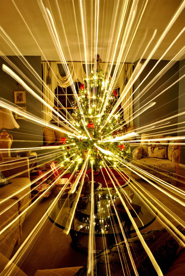 What-Happens-When-You-Take-A-Long-Exposure-Picture-Of-A-Christmas-Tree-While-Zooming-Out-0.jpg