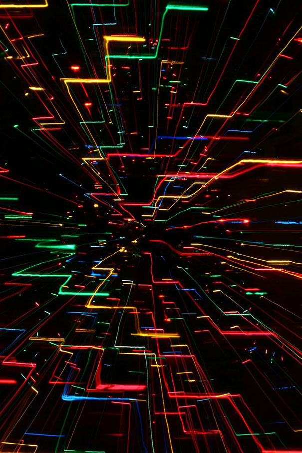 What-Happens-When-You-Take-A-Long-Exposure-Picture-Of-A-Christmas-Tree-While-Zooming-Out-4.jpg