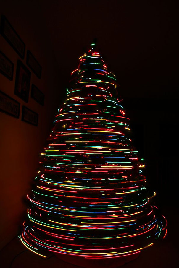 What-Happens-When-You-Take-A-Long-Exposure-Picture-Of-A-Christmas-Tree-While-Zooming-Out-3.jpg What-Happens-When-You-Take-A-Long-Exposure-Picture-Of-A-Christmas-Tree-While-Zooming-Out-3.jpg