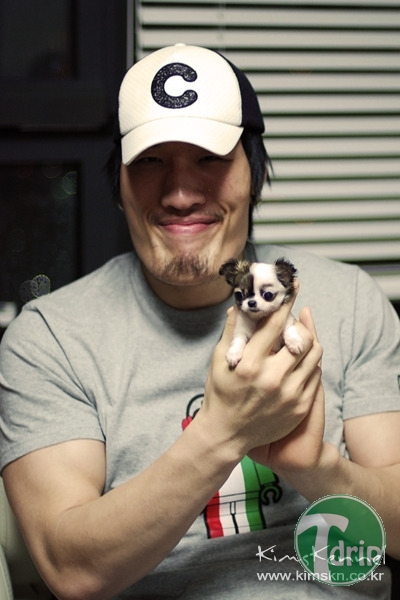 choi2.jpg : 열쇠고리를 받은 최홍만.jpg