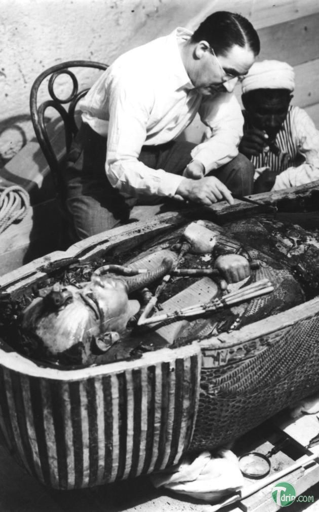 historical-photos-rare-pt2-openining-king-tut-sarcophagus.jpg