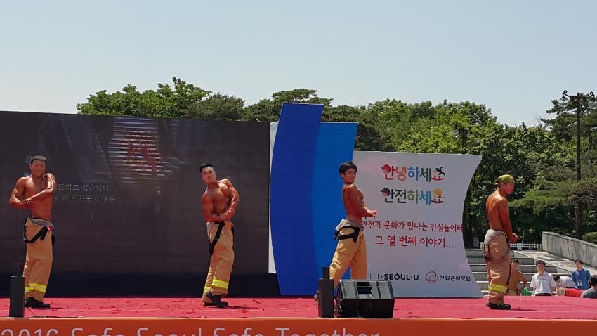 ohmygirl-230218-original-002.jpg : 어느 걸그룹 멤버가 소방서에서 공연을 한 이유