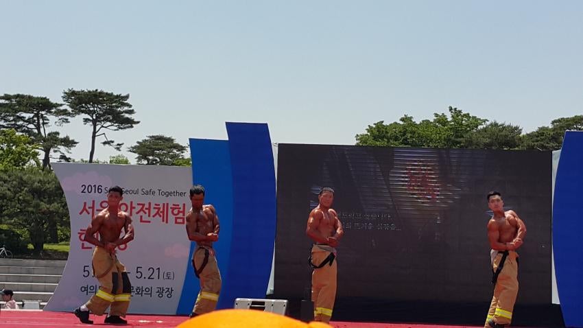 ohmygirl-230218-original-003.jpg : 어느 걸그룹 멤버가 소방서에서 공연을 한 이유