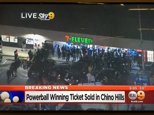 개드립 - 당첨금 1조 파워볼 당첨자 나온 상점 근황.jpg : f46bf844c12b6da9ce1910d3135b06b8.jpg 9a96dddbb8af1296f57c2c8074a47a73.jpg