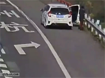 1421869418_woman_resting_on_road_shoulder_gets_hit_by_runaway_tire.gif : 흔한 대륙의 사고.gif