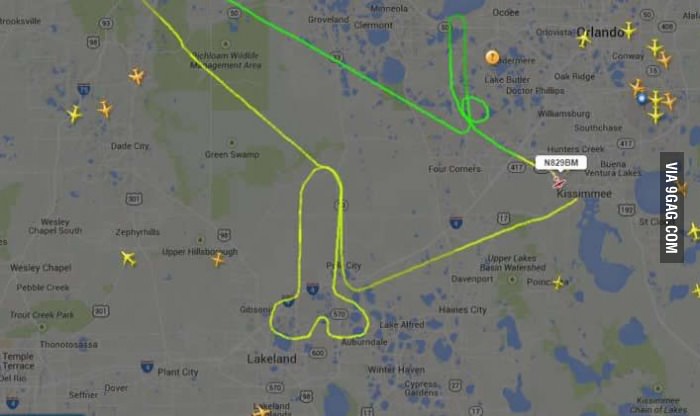 Pilot-draws-a-dick-shape-in-the-sky-while-waiting-turn-for-landing.jpg : 흔한 미국 비행기 조종사.jpg
