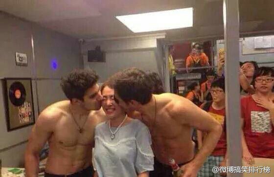 foreign-male-models-as-servers-at-chengdu-china-restaurant-05.jpeg : 대륙의 흔치않은 레스토랑
