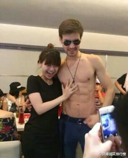 foreign-male-models-as-servers-at-chengdu-china-restaurant-02.jpeg : 대륙의 흔치않은 레스토랑