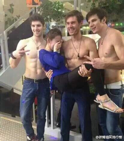 foreign-male-models-as-servers-at-chengdu-china-restaurant-03.jpeg : 대륙의 흔치않은 레스토랑