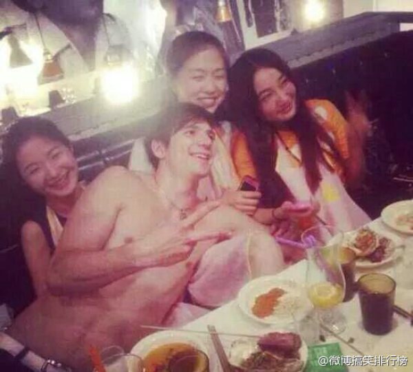 foreign-male-models-as-servers-at-chengdu-china-restaurant-01.jpeg : 대륙의 흔치않은 레스토랑