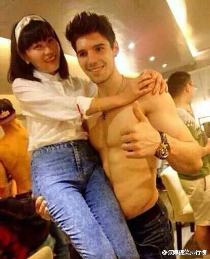foreign-male-models-as-servers-at-chengdu-china-restaurant-06.jpeg : 대륙의 흔치않은 레스토랑