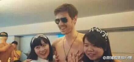 foreign-male-models-as-servers-at-chengdu-china-restaurant-04.jpeg : 대륙의 흔치않은 레스토랑