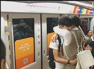 지하철에서 프로포즈 성공.jpg e01143944226d682121c2ad5140a8dc8.jpg : 대륙의 프로포즈.jpg