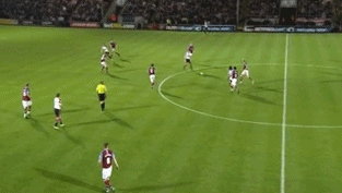 1218C2374F02B4E40B5E61.gif : 찌느님 소름태클 모음.gif