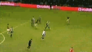 1209D9374F02B4E31D2468.gif : 찌느님 소름태클 모음.gif