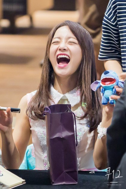 1468412829085.JPEG : 인형 따라하는 처자