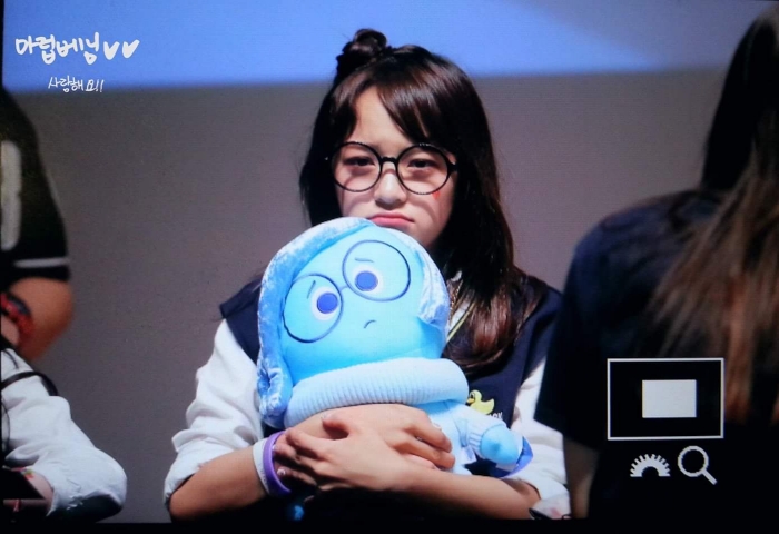 Sm2xAAF.jpg : 인형 따라하는 처자