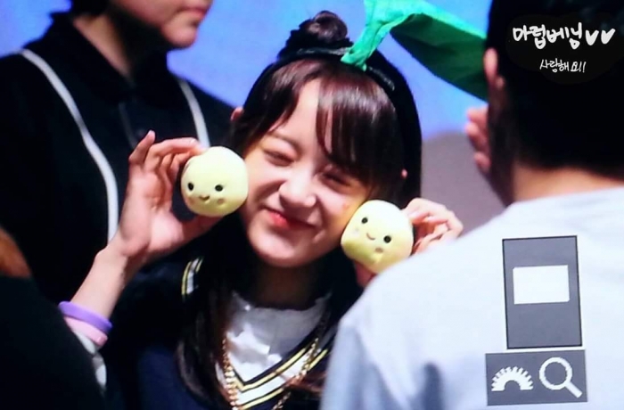 A6rQVYW.jpg : 인형 따라하는 처자