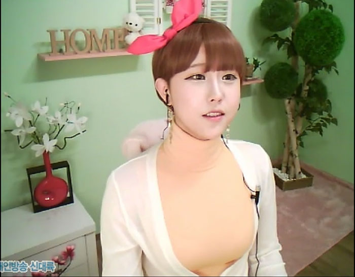1 (2).jpg : 흠칫하는 여 BJ의 의상.jpg