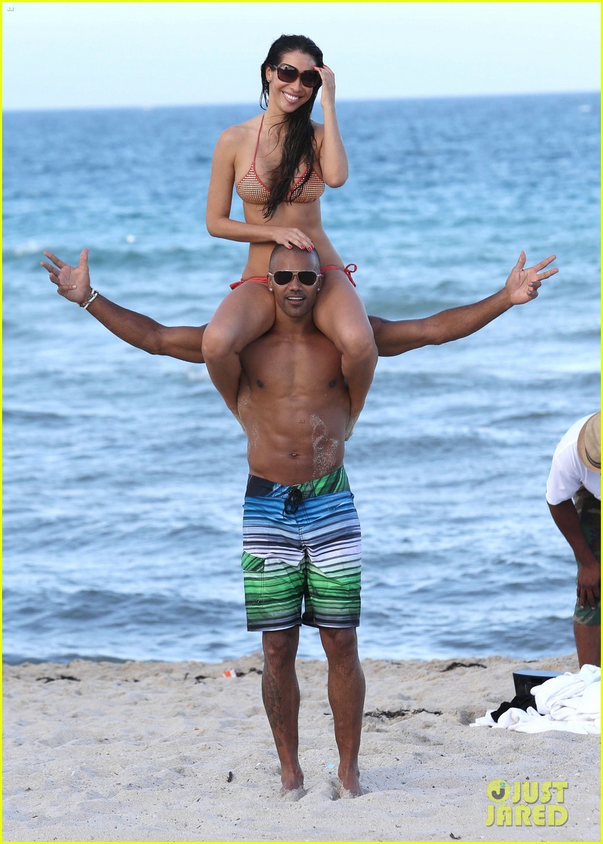 shemar-moore-shirtless-flexes-muscles-beach-02.jpg