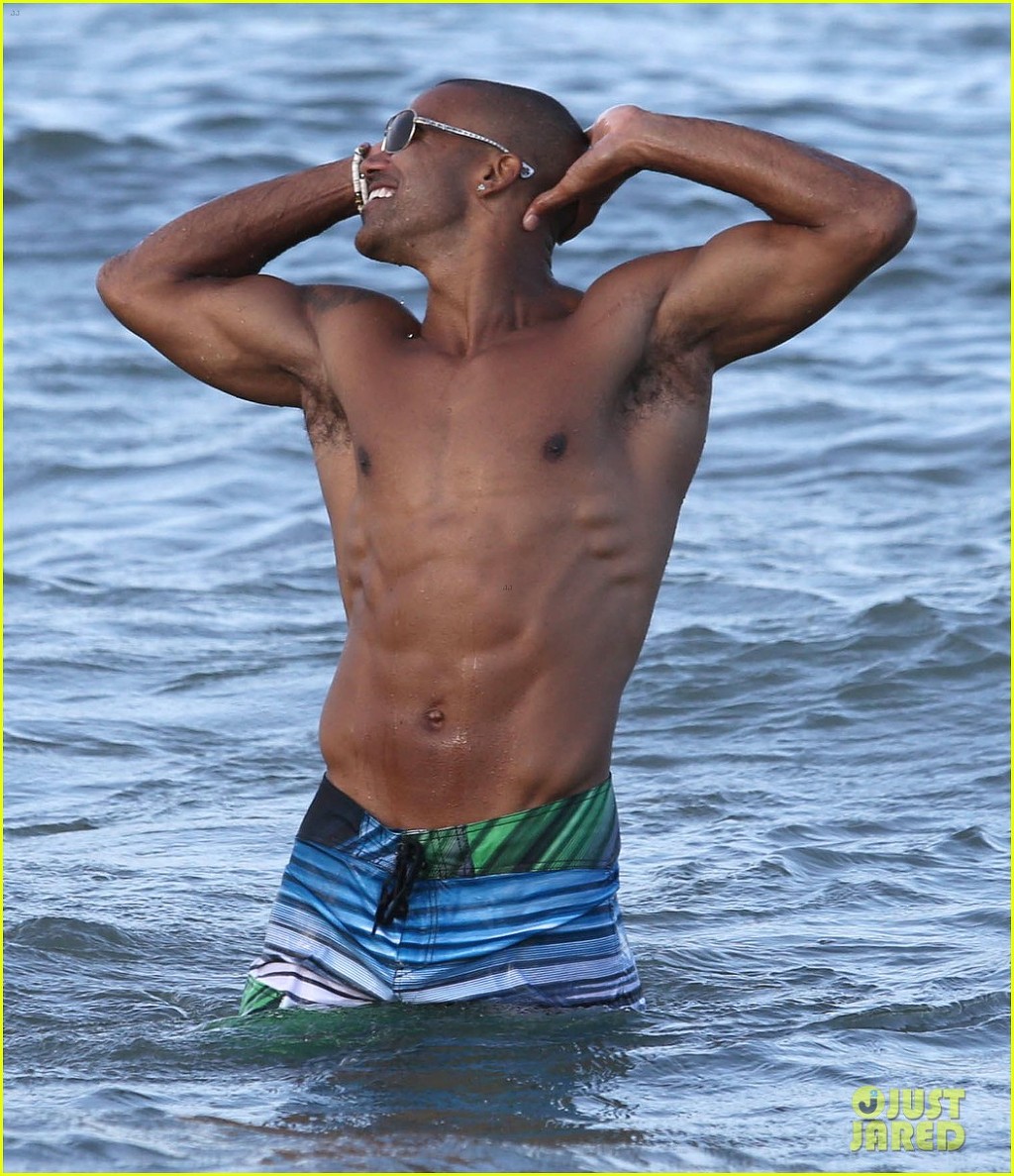 shemar-moore-shirtless-flexes-muscles-beach-01.jpg