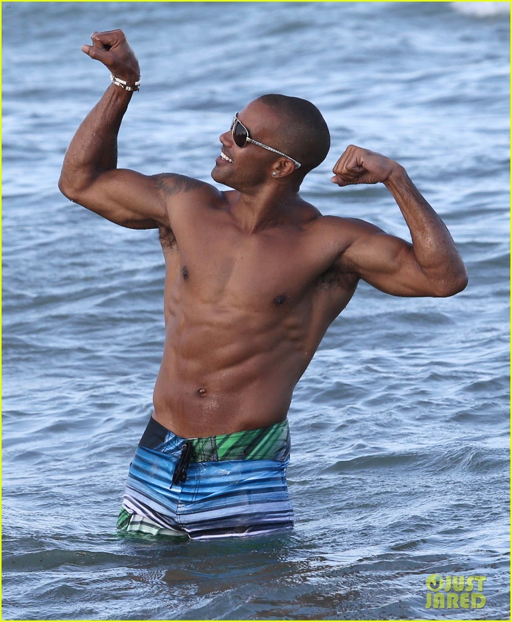 shemar-moore-shirtless-flexes-muscles-beach-05.jpg