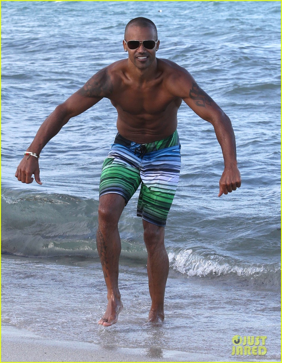 shemar-moore-shirtless-flexes-muscles-beach-11.jpg