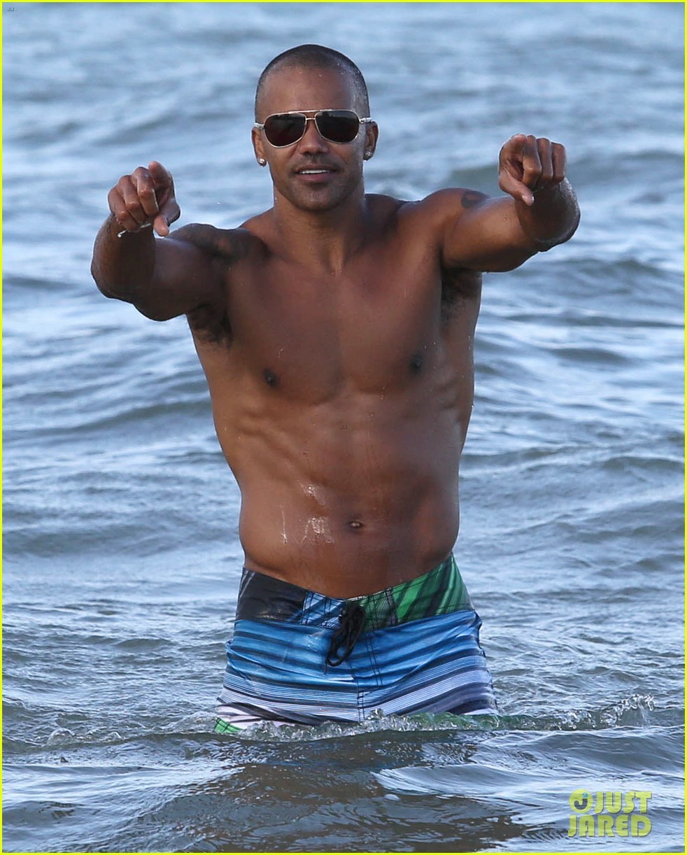 shemar-moore-shirtless-flexes-muscles-beach-03.jpg shemar-moore-shirtless-flexes-muscles-beach-03.jpg