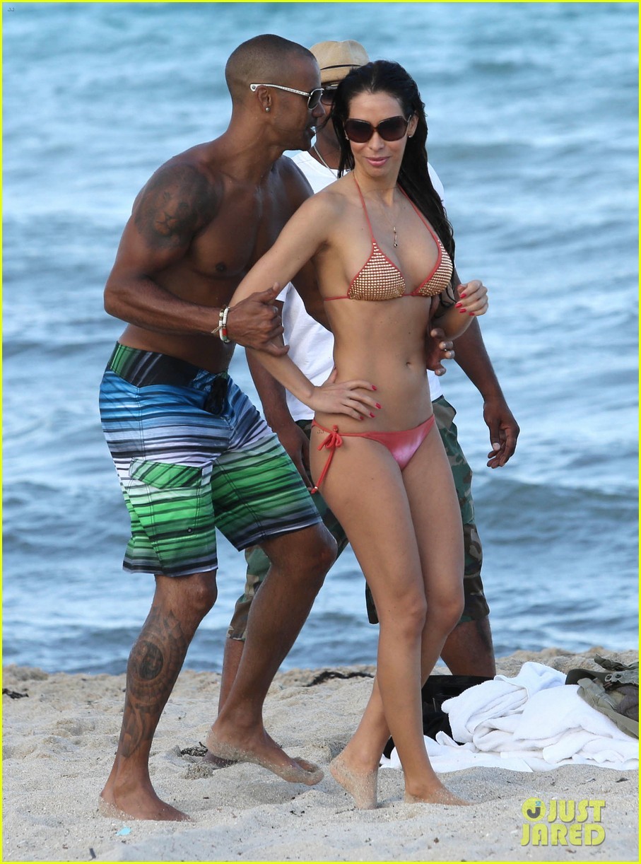 shemar-moore-shirtless-flexes-muscles-beach-04.jpg