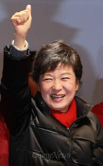 IMG_7698.JPG : 아니 저 누나는 맨날 손을 왜 저러는 거야 ? ?