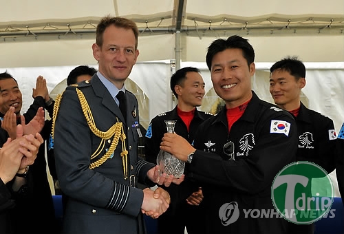 10 (1).jpg : 대한민국 공군 블랙 이글스 영국 상공을 날다.jpg 10 (1).jpg : 대한민국 공군 블랙 이글스 영국 상공을 날다.jpg