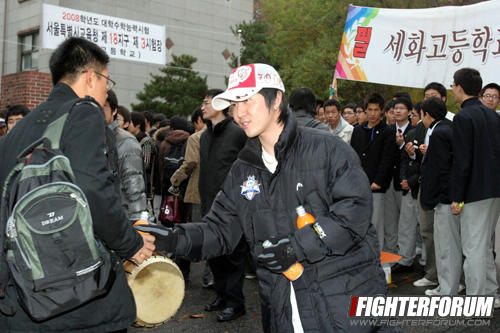 2.jpg : 선배님의 훈훈한 수능응원.jpg