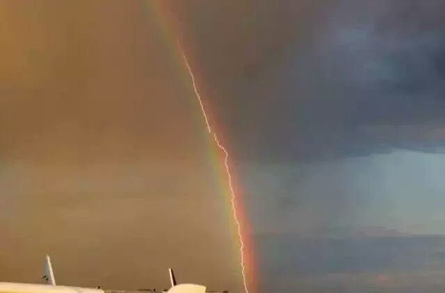 IMG_20160502_214304.jpg : 몇십만분의 1의 확률로 찍힌 사진