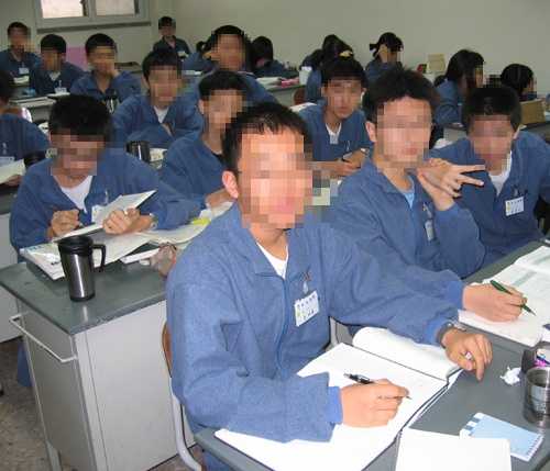 c1.jpg : 반도에 흔한 기숙학원 교복.jpg