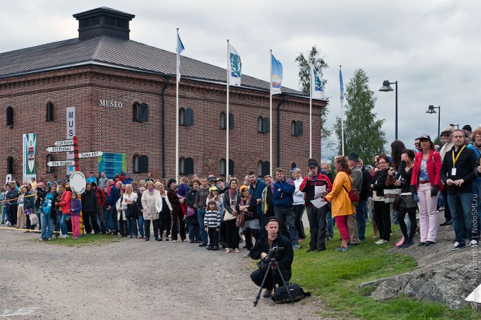 Cell Phone Throwing Contest in Finland (46 pics)